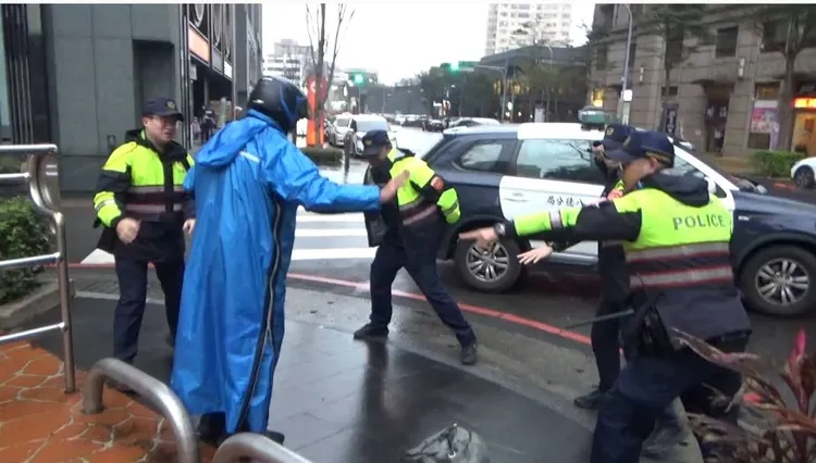 八德警分局防搶演練。八德警分局提供