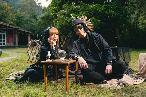 原子邦妮一身黑自嘲像「神棍」 《我注定不是和你相愛的人》MV催淚