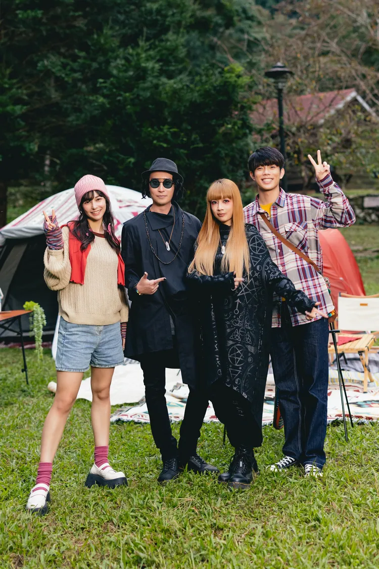 原子邦妮與飾演男女主角的峻廷、夏朧合照。華納音樂提供