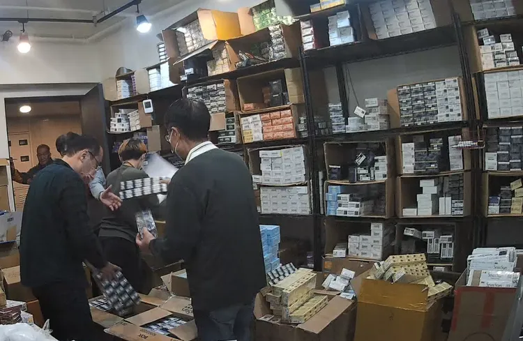 私菸倉庫庫存10萬餘包。翻攝畫面