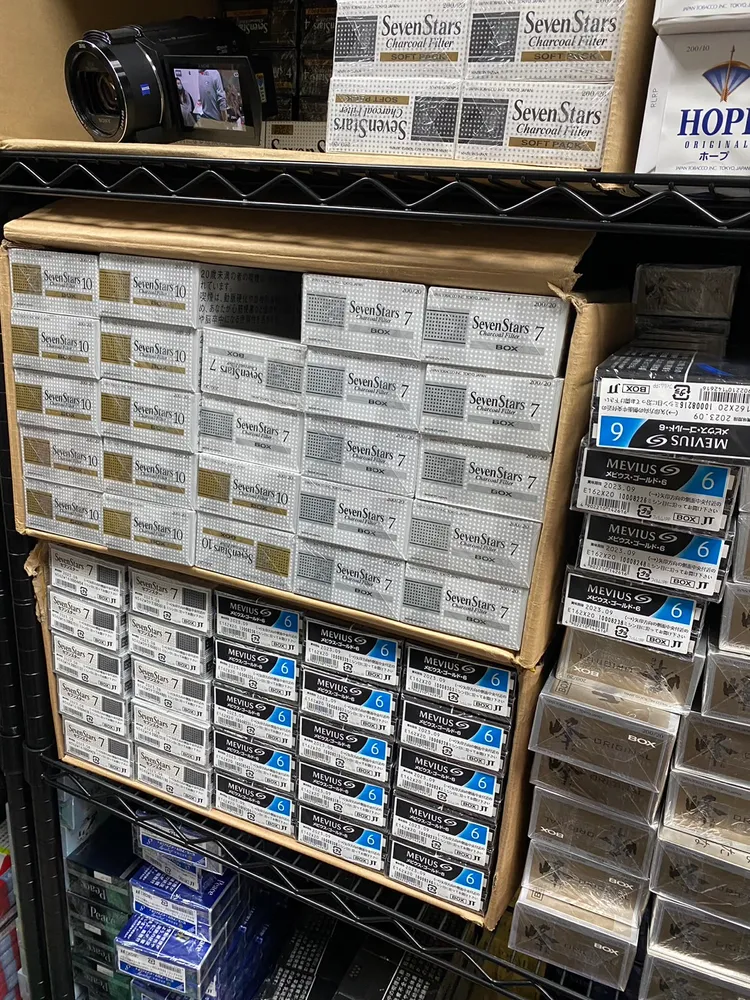 警方查獲各式菸品。翻攝畫面