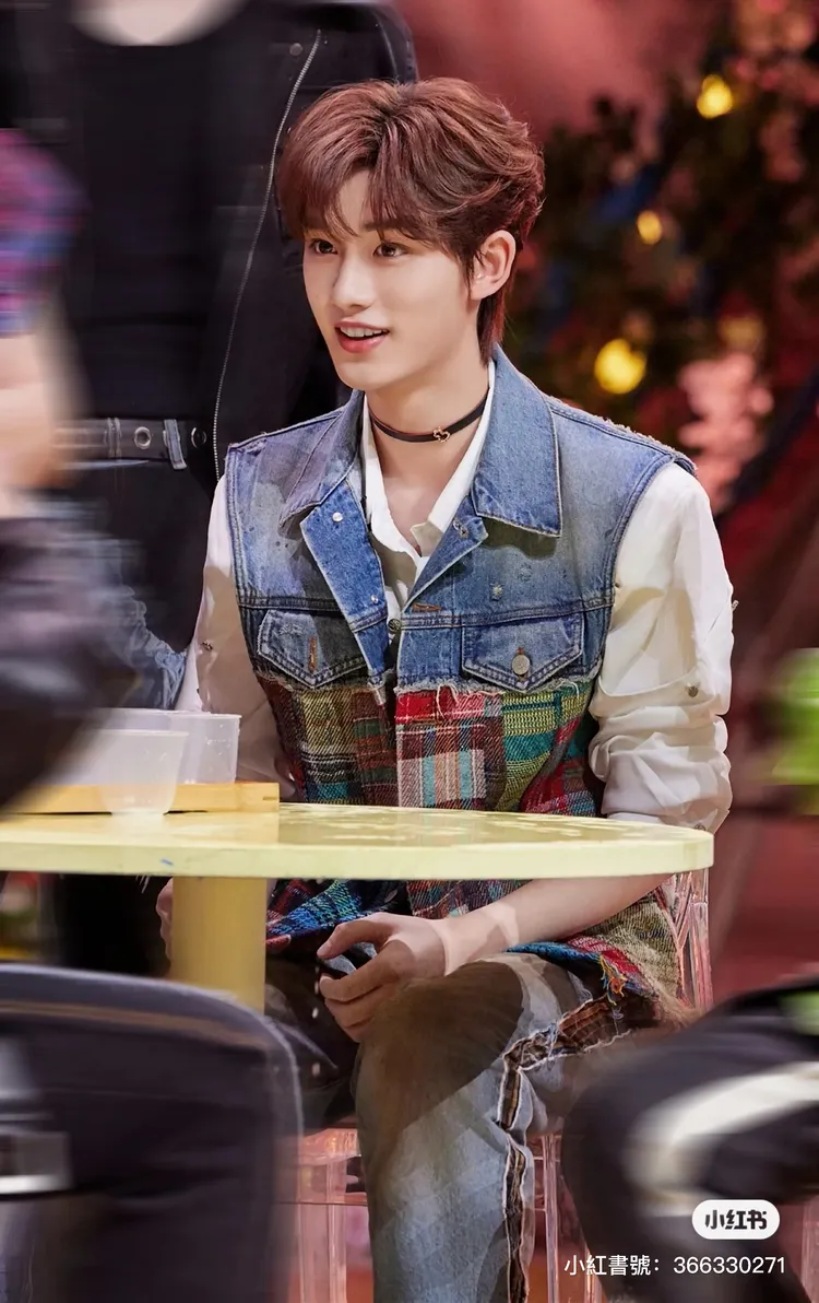 丁程鑫以單寧背心內搭白色襯衫、牛仔褲打造簡約穿搭。翻攝HEI Fashion小紅書