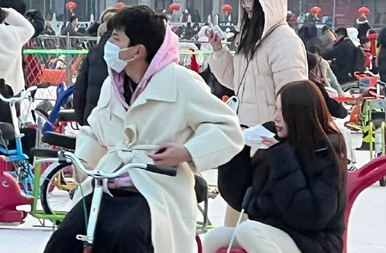 王大陸把羽絨衣讓給女友穿，自己穿她的薄大衣。翻攝芒果撈小萌主微博