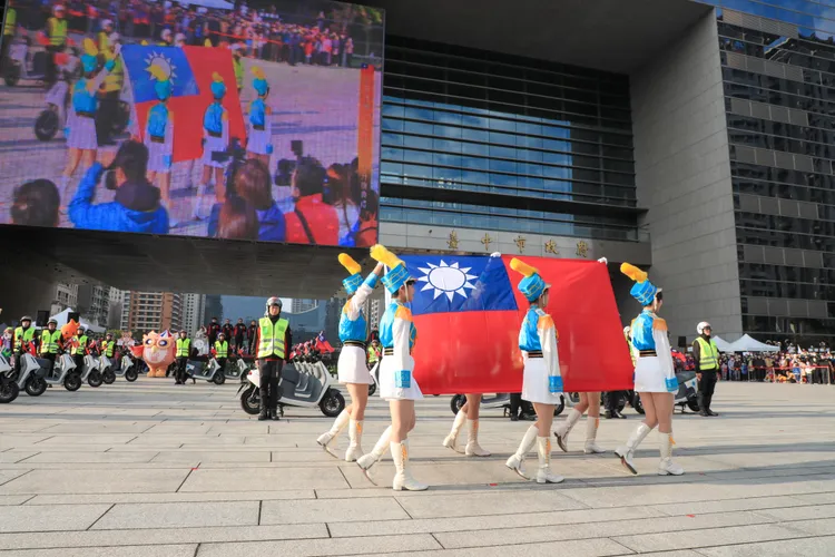 台中市元旦升旗典禮由台中女中儀隊擔任迎旗。市府提供