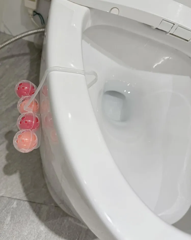 老公這樣放馬桶芳香劑！她傻眼放棄溝通。翻攝臉書「Nico品筠」