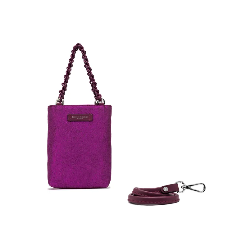 Camilla小型麂皮肩背包，6800元。品牌提供