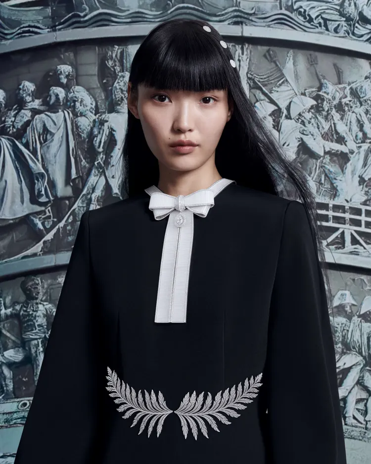 「蝴蝶結」珠寶套組耗時2600小時打造，項鍊可轉換出6種不同佩戴方式。品牌提供