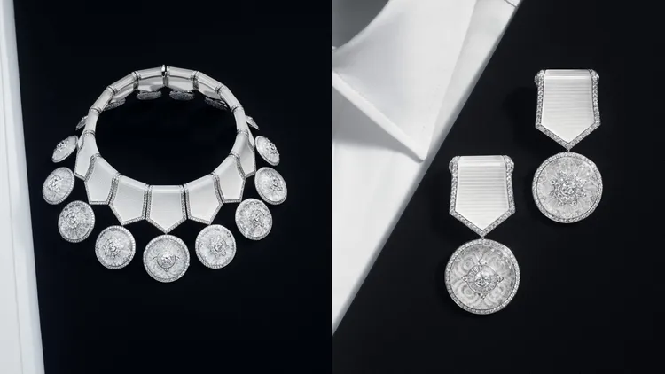 「獎章」項鍊上其中2只鑲鑽的獎章，可轉換為胸針。品牌提供