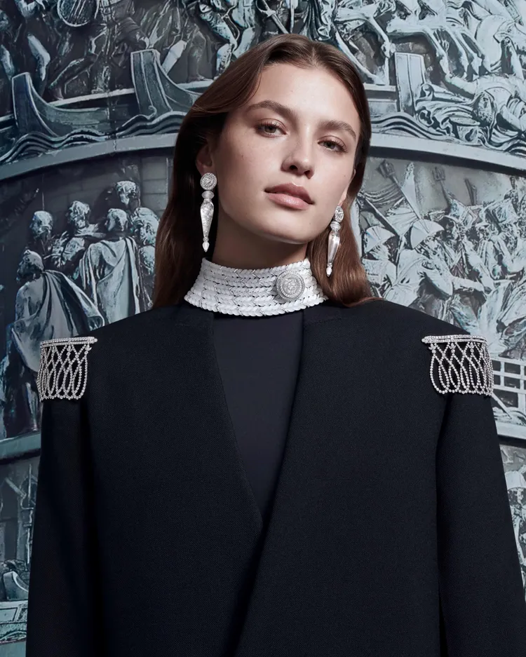 「針織品」項鍊細膩呈現了織物的「V」形圖案。品牌提供