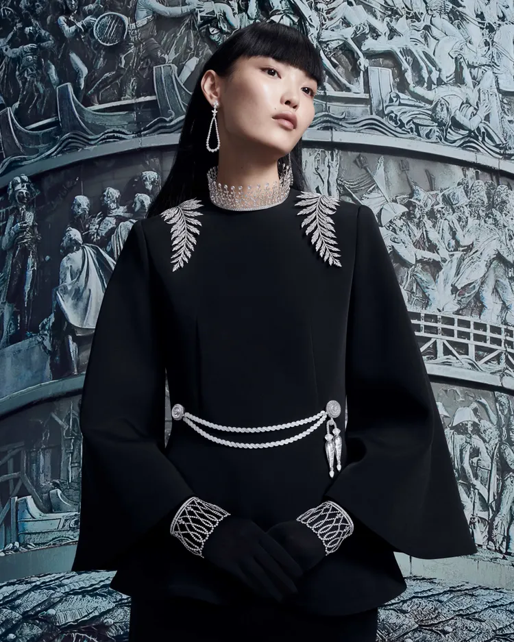 「衣領」珠寶需花費1900小時才能製成。品牌提供