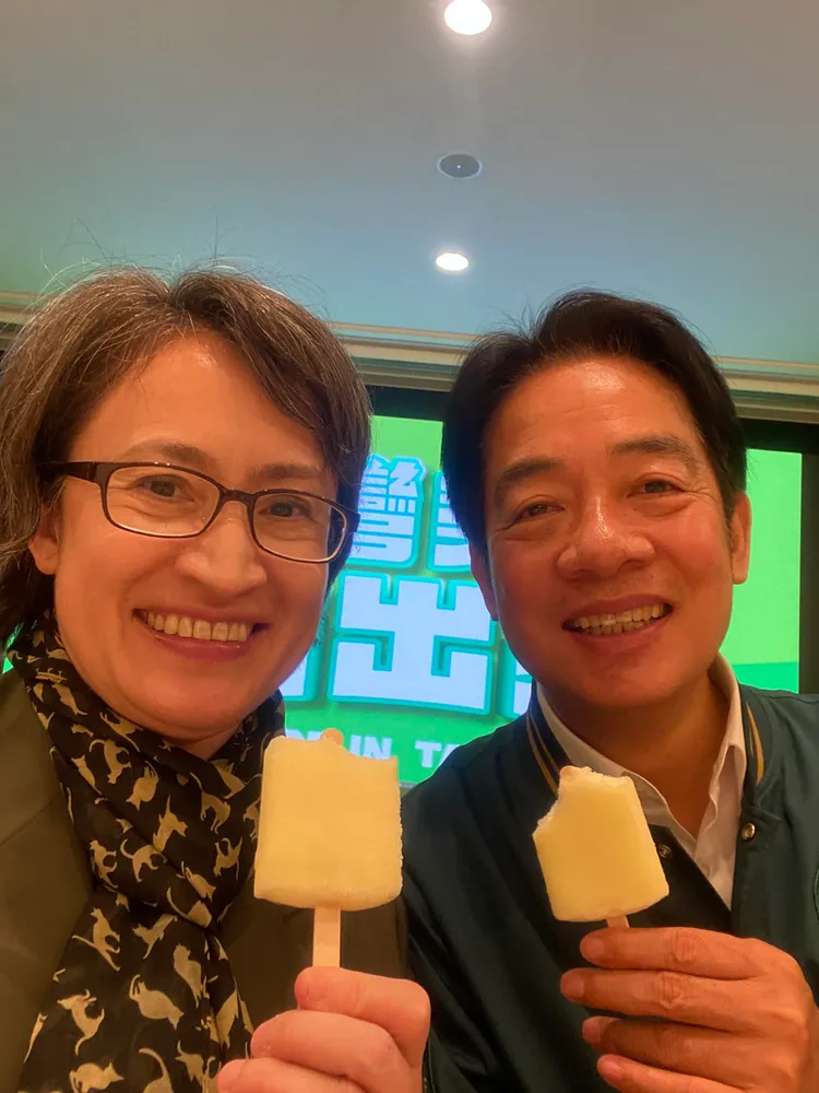 蕭美琴晚間在臉書分享她與賴清德吃枝仔冰的照片。翻攝臉書「蕭美琴 Bi-khim Hsiao」
