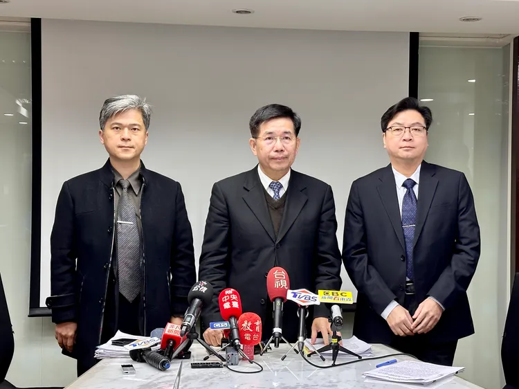 教育部今天召開校園安全諮詢會議，教育部長潘文忠（中）會後召開記者會說明。王良博攝