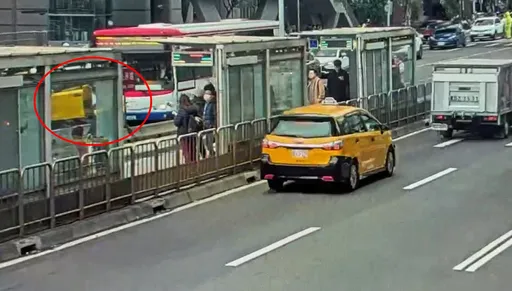 小黃司機路中突開門　害公車急煞釀7乘客受傷送醫