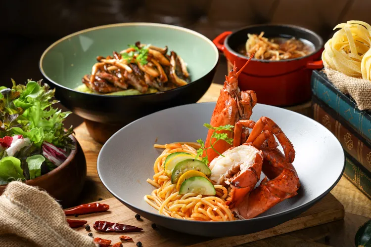 捷絲旅臺大尊賢館「繆思旅‧一泊二食」專案所搭贈的晚間套餐內含兩人份「龍蝦蕃茄義大利麵」及「松露黑胡椒牛小排義大利麵」，龍蝦牛小排兩個願望一次滿足。業者提供