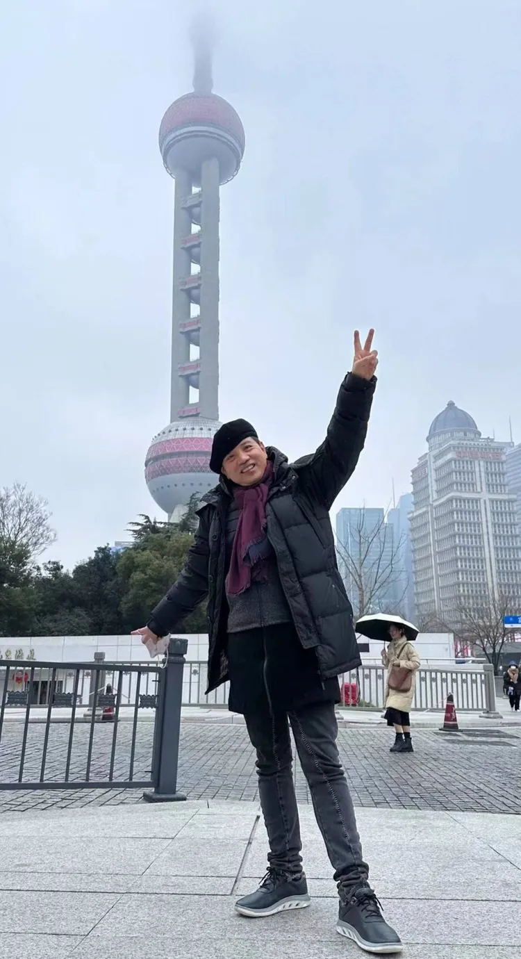 陳凱倫（右）日前暢遊上海地標「東方明珠」廣播電視塔。陳凱倫提供