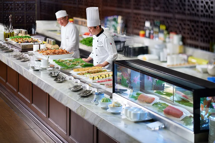 JR東日本大飯店台北鉑麗安全日餐廳下午茶時段推出的美味烤肉、沙拉、披薩。還有美味烤肉、沙拉、披薩，以及繽紛可口的甜點和冰淇淋。業者提供