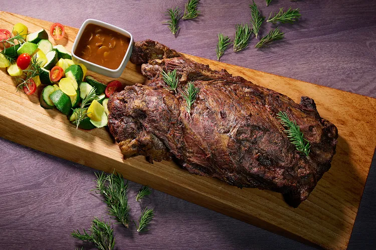 鉑麗安全日餐廳下午茶必吃的「牛肩肉附美式蘑菇醬」，特選牛肩肉經過慢燉，搭配濃郁香氣的美式蘑菇醬，口感嫩滑多汁美味豐富。業者提供