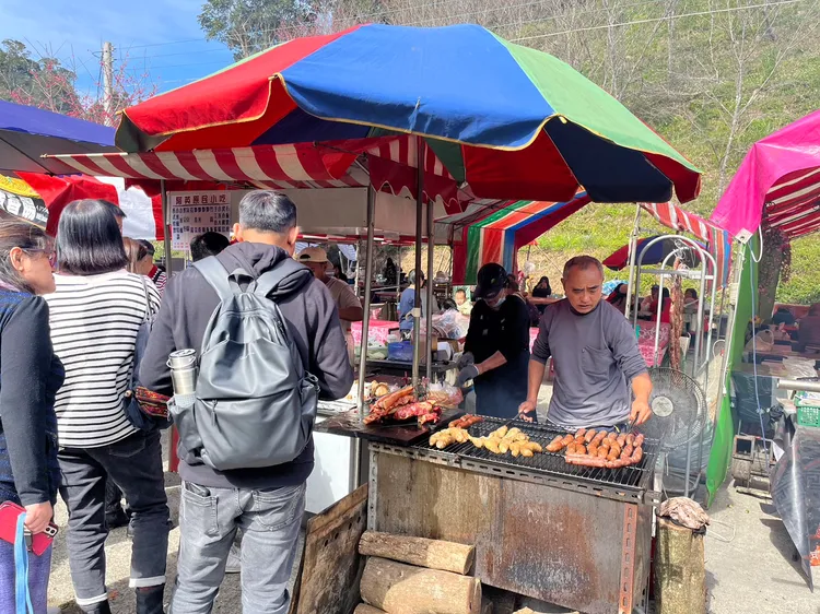 從今日起至2月底每天在寶山假日市集及櫻花公園市集都有販售農特產品、原味美食。原民會提供