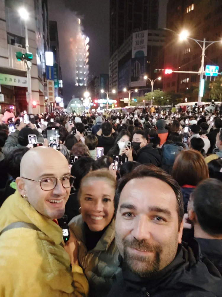 吳鳳跟妹妹及妹夫今年一起在台灣跨年。翻攝臉書「吳鳳 Rifat」