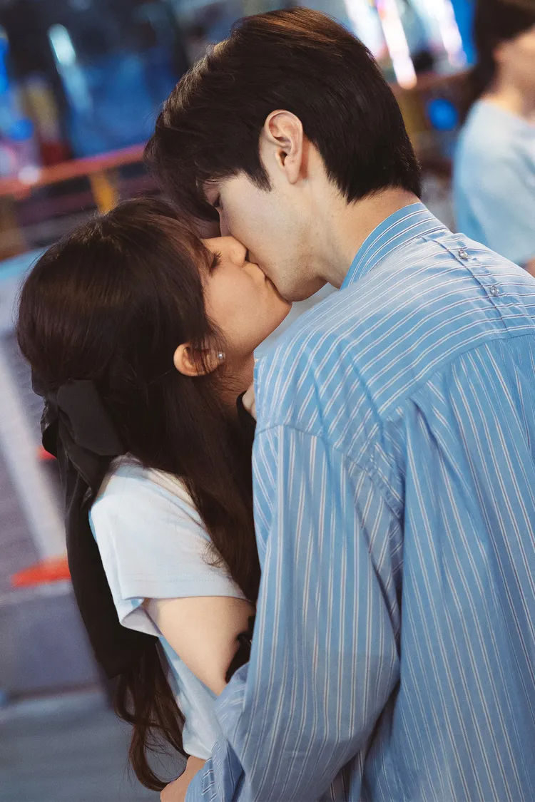 「吻戲扛霸子」陳哲遠（右）為《偷偷藏不住》看韓劇學吻技。中天娛樂台提供