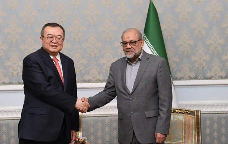 劉建超（左）上月訪問伊朗，會見伊朗確定國家利益委員會（Expediency Discernment Council，確委會）秘書長祖爾加德爾（Mohammad Bagher Zolghadr）。新華社