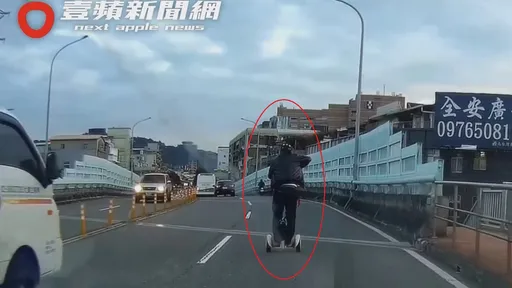 莽漢叼菸踩「風火輪」高架橋出巡 影片結局令人看傻眼!