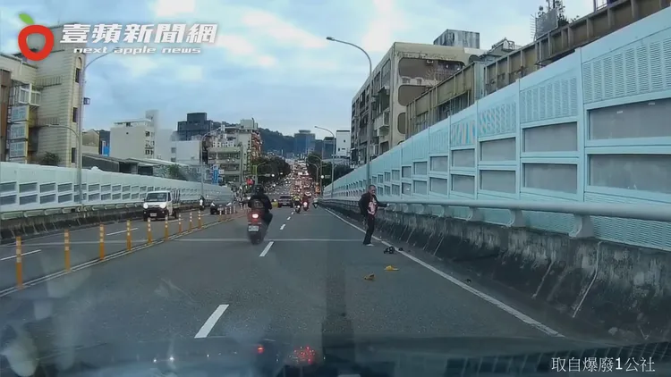 莽男起身出巡後，還在車道上手舞足蹈。翻攝自臉書「爆廢1公社」