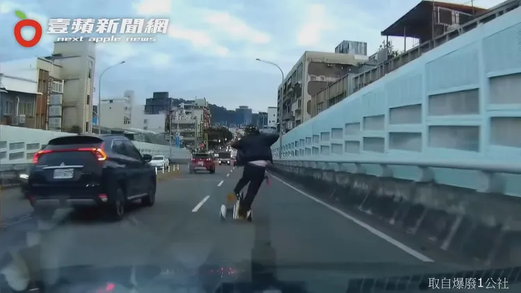 莽男壓過伸縮縫後重心不穩。翻攝自臉書「爆廢1公社」