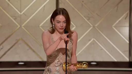 金球獎｜艾瑪史東獲獎緊抱楊紫瓊　二度封后台上甜謝尪