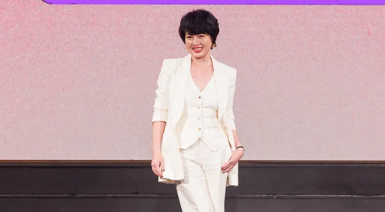 苗可麗有一場水療戲，拿水柱沖刷身體。Netflix提供