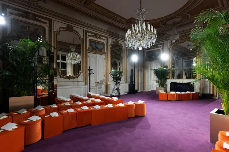 VALENTINO 2024春夏高訂秀於法國芳登廣場（Place Vendôme）登場。品牌提供