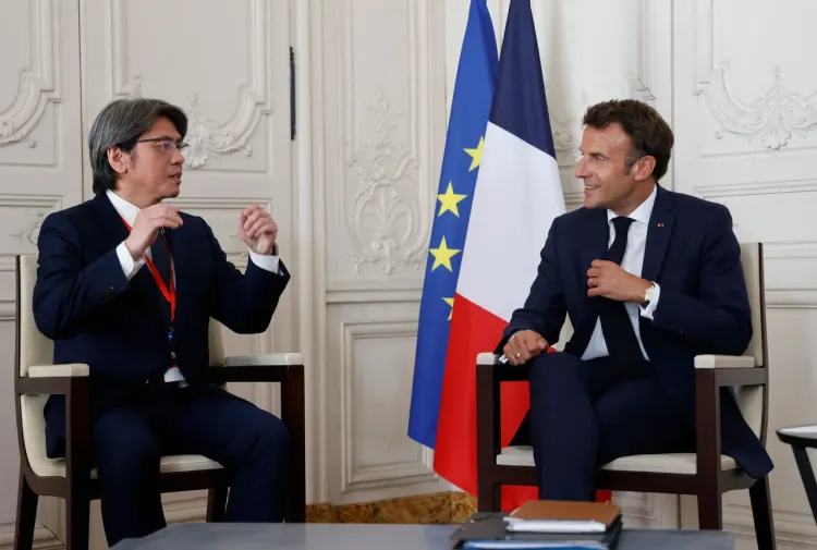 台灣輝能科技CEO楊思枏（左）2022年參與「Choose France」商業峰會時，與法國總統馬克宏（右）會面。翻攝輝能官方臉書