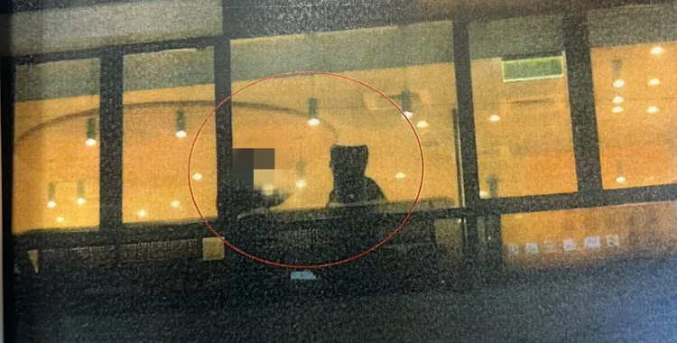 辜姓車手(左)偏好約在速食店與被害人見面拿錢，全程都在警方監控底下。翻攝畫面