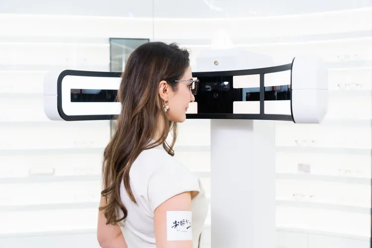 瑞莎第一次做這麼詳盡的視力檢測。蔡司提供