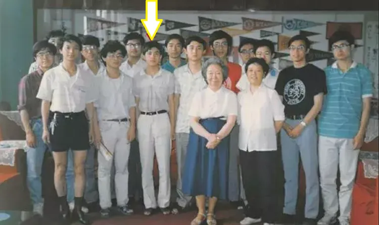 孫博士年輕時（箭頭處）被選派到美國留學。翻攝微博/上海復旦美國校友會
