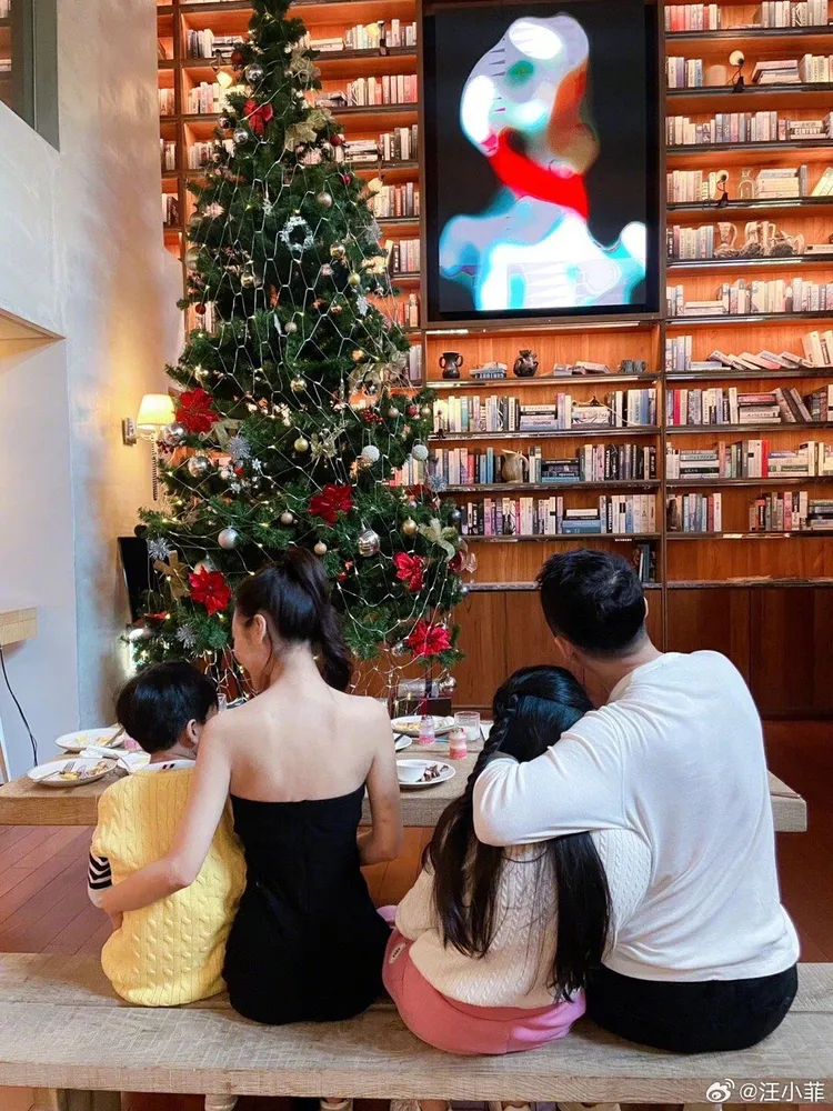 汪小菲之前帶著新歡及小孩在旗下飯店拍合照。翻攝汪小菲微博