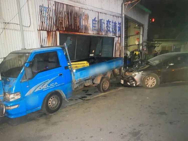 轎車闖紅燈，連撞1機車、2貨車。讀者提供