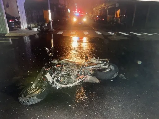 有片｜轎車闖紅燈撞機車又追撞2貨車　愛車變火球！騎士急逃命