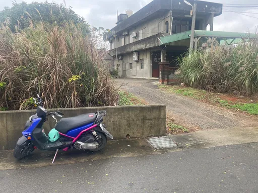 桃園騎士疑不適車停路邊未熄火　民眾半夜起床驚見已倒地身亡