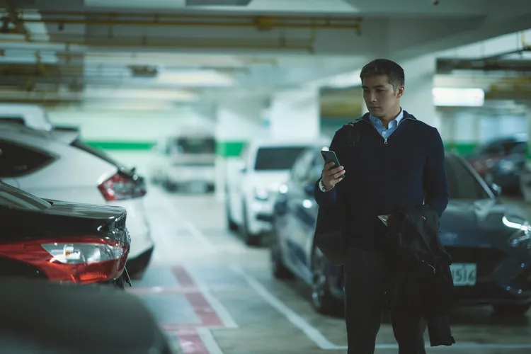 賀軍翔造型成功被副導當路人。公視提供