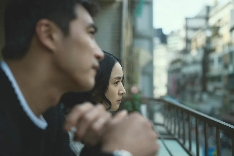 林依晨(右)飾演「忙著日復一日的職業主婦」簡慶芬，左為賀軍翔。公視提供