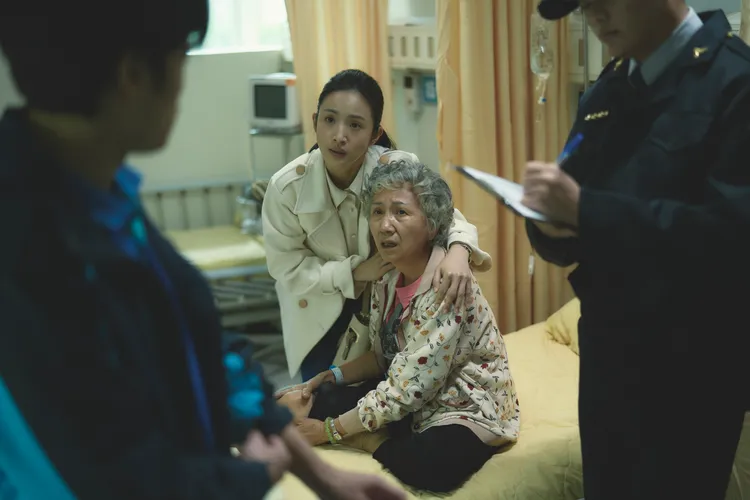 林依晨(左)的小心機獲觀者共鳴，右為陸弈靜飾演婆婆。公視提供