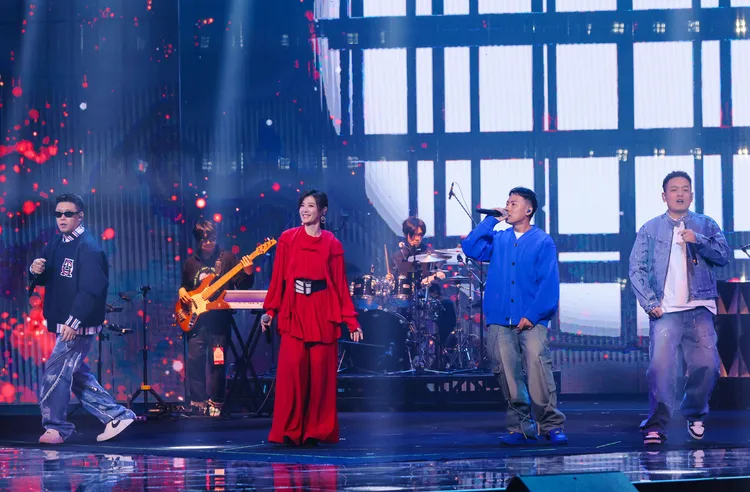 玖壹壹（左起）與蘇慧倫合唱《黃色月亮》。文化總會提供