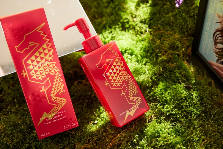 THREE平衡潔膚油N龍年限定，185ml／1550元。品牌提供
