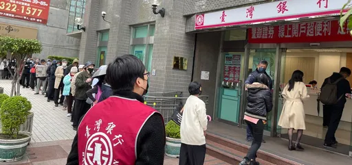 「最愛生肖」台銀龍年套幣 民眾頂寒流清晨4點出門排隊