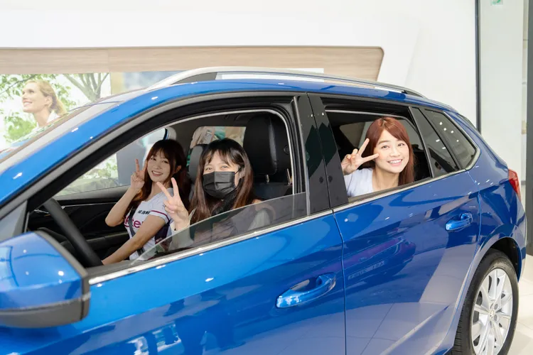 「冠軍動力」活動免費試駕Kamiq一年的得主，開心與Rakuten Girls合照。業者提供