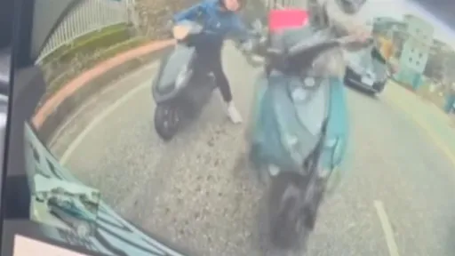 算誰的！外送員彎腰撿東西　他好心「幫倒忙」害人撞壞特斯拉