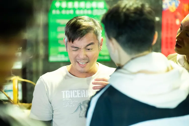 范逸臣一不小心頭撞神將裡面的竹架。民視提供