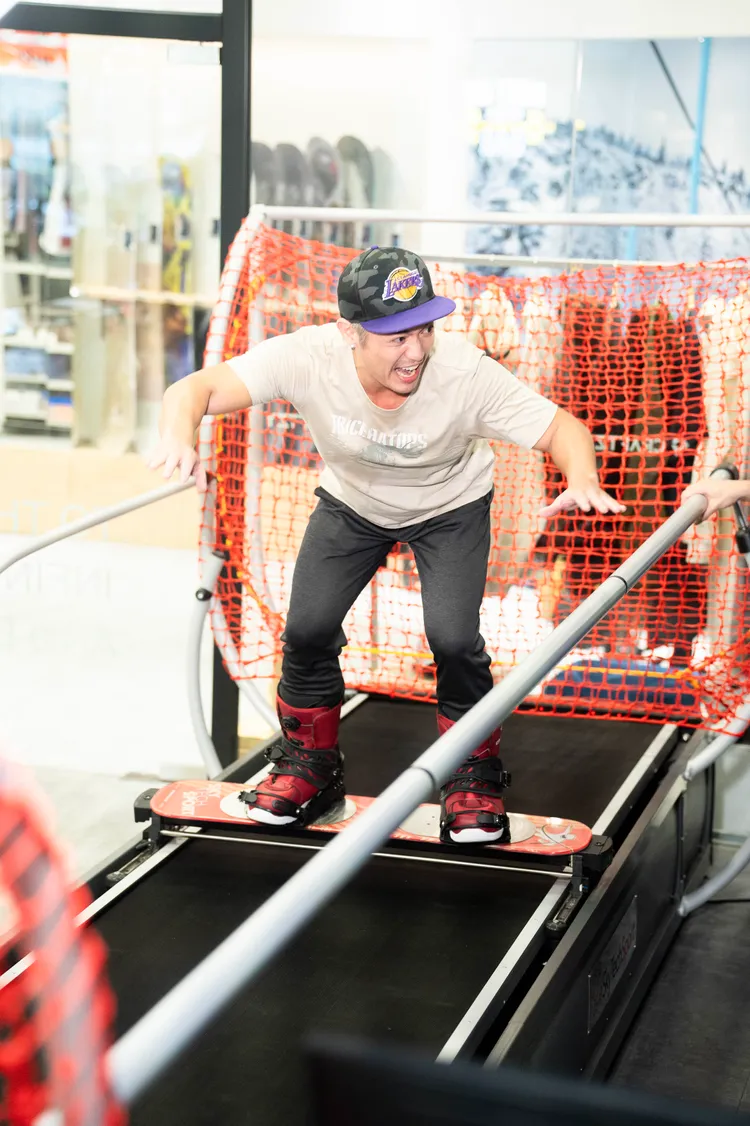 范逸臣上模擬機，站不穩。民視提供