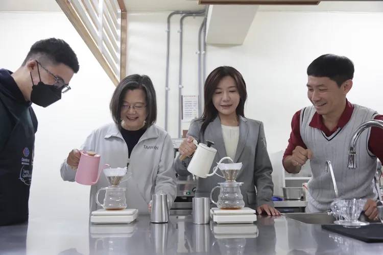 蔡英文與吳沛憶一起泡咖啡。民進黨提供